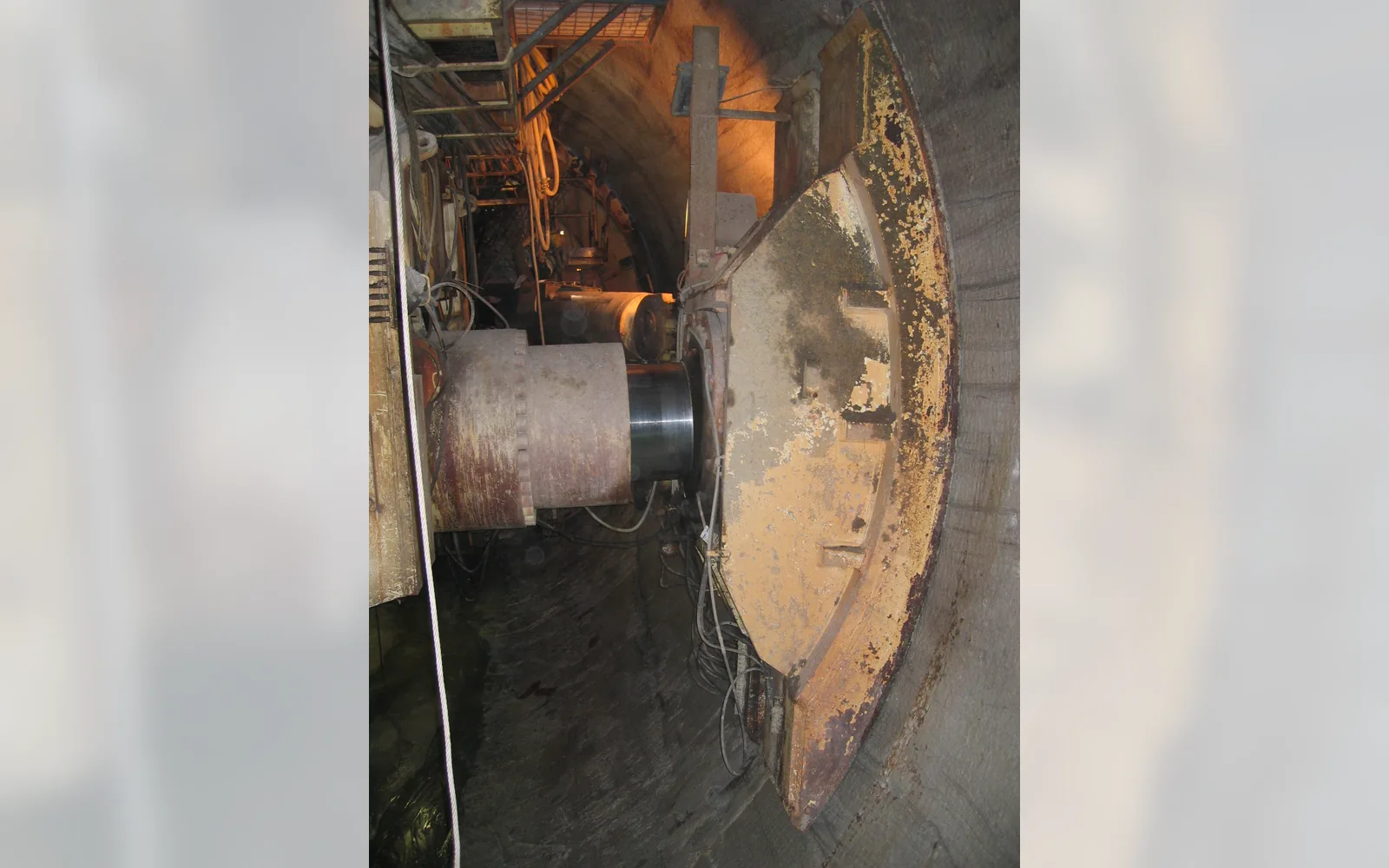 Hydraulic jacking equipment for controlled heavy-load positioning and skidding